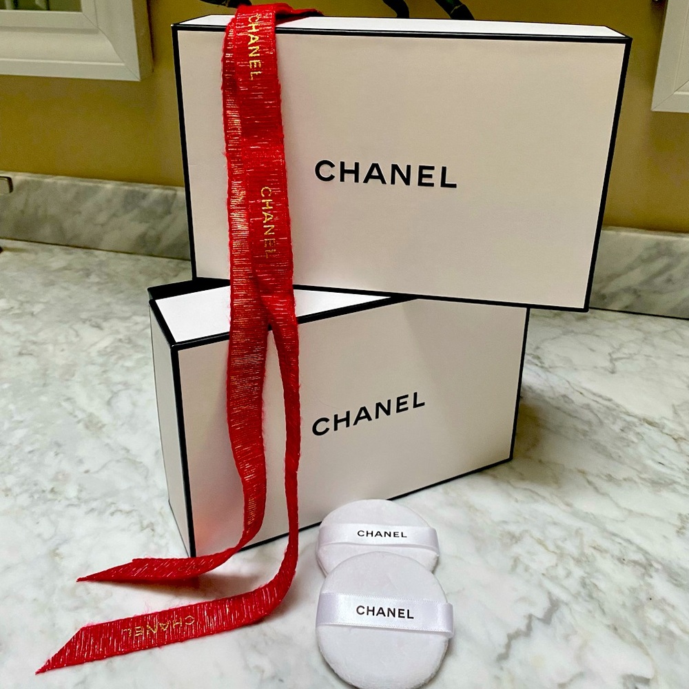 Genuine Chanel branded pouch, 2 gift boxes, 2 powder puffs, ribbon 🎀